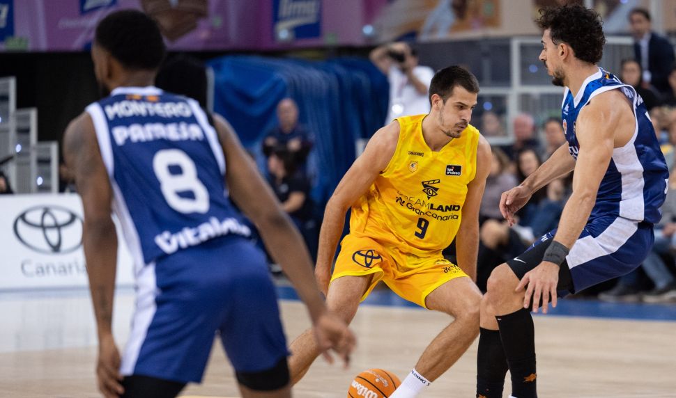ACB: Triunfo de oro ante el líder