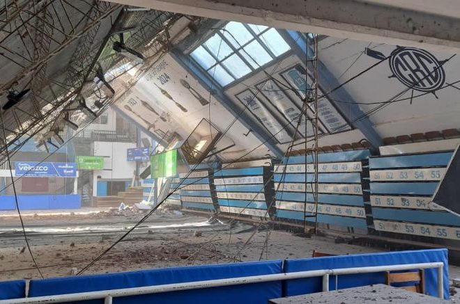 Impactante: Se cayó el techo del estadio de Regatas