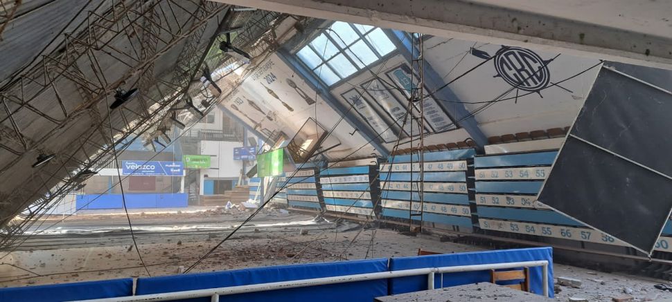 Impactante: Se cayó el techo del estadio de Regatas