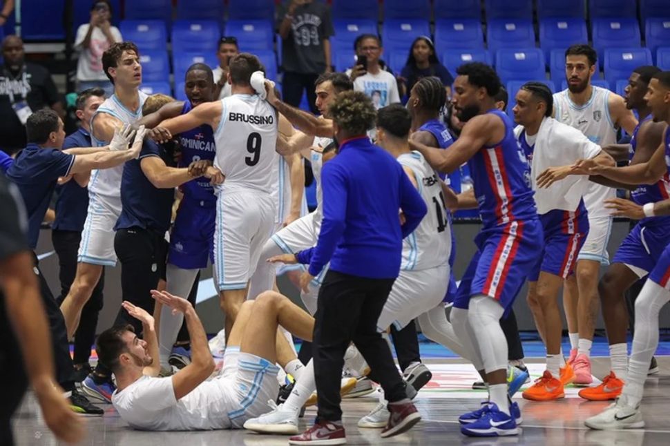 Argentina con tres jugadores menos y sanciones económicas